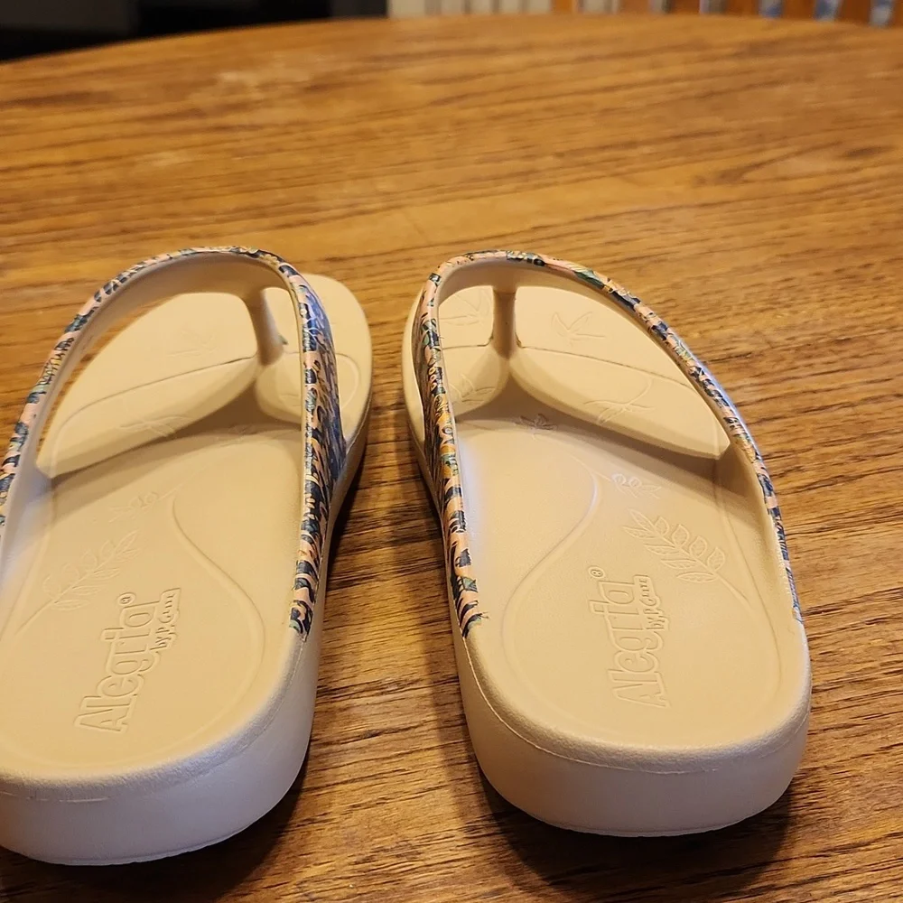 Alegria Ode Women Country Road Floral Leight Weight Thong T Strap Sandal Size 37